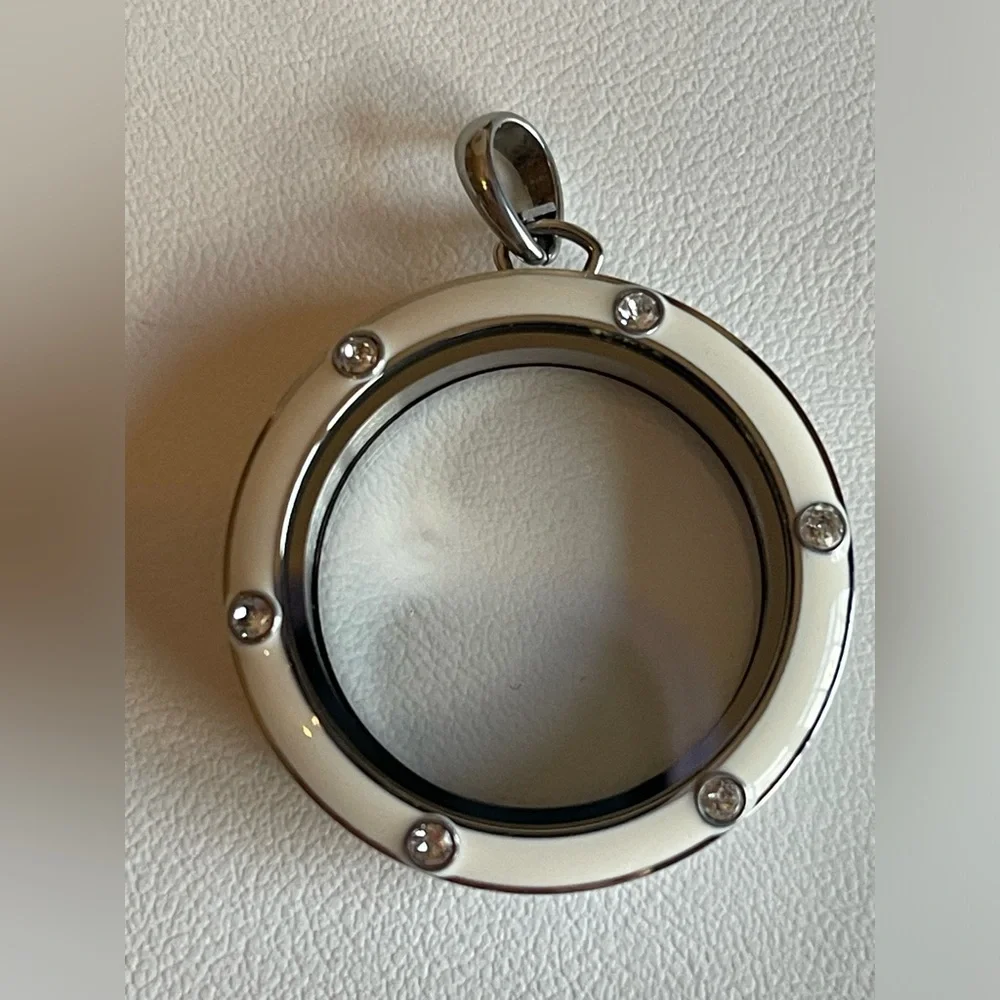 Origami Owl White Enamel Large Twist Living Locket - Picture 6 of 8